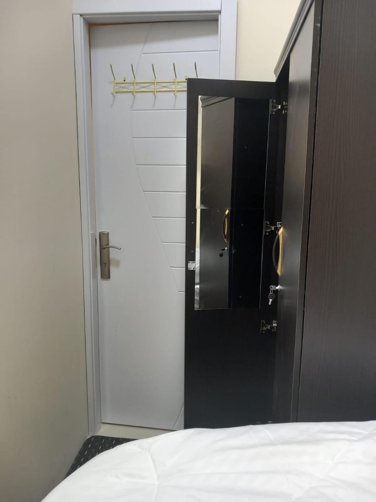 Four Stars Hostel Dubai Eksteriør billede